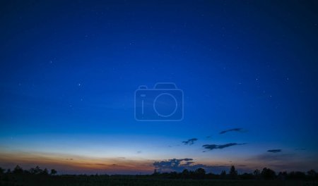 Foto de Paisaje del cielo del atardecer. Cielo nocturno de verano con estrellas y horizonte brillante. - Imagen libre de derechos