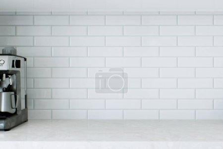 Foto de Encimera de mármol en cocina con cafetera. Cocina, cocina blanca vacía área de trabajo con azulejos de ladrillo para artículos promocionales. Renderizado 3D - Imagen libre de derechos