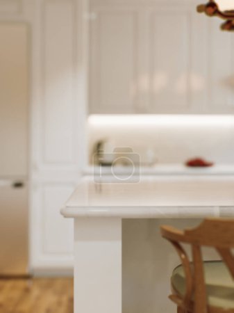 Téléchargez les photos : Cuisine comptoir blanc avec marbre blanc, avec fond bokeh flou. Présentation des marchandises à l'intérieur de la cuisine sur la surface du comptoir. rendu 3D - en image libre de droit