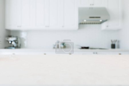 Téléchargez les photos : Macro se concentre sur le comptoir de cuisine pour la présentation des produits et la publicité. Cuisine blanche avec surface en marbre et fond flou. Visualisation 3D - en image libre de droit