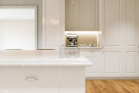 Foto de Cocina encimera blanca con mármol blanco, con fondo borroso bokeh. Presentación de productos en el interior de la cocina en la superficie de la encimera. Renderizado 3D - Imagen libre de derechos