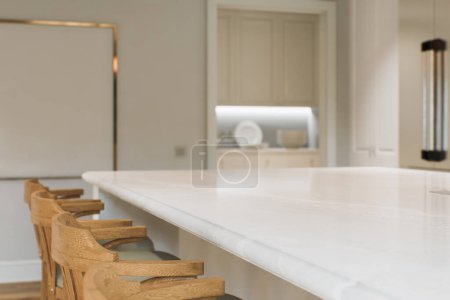Téléchargez les photos : Cuisine comptoir blanc avec marbre blanc, avec fond bokeh flou. Présentation des marchandises à l'intérieur de la cuisine sur la surface du comptoir. rendu 3D - en image libre de droit