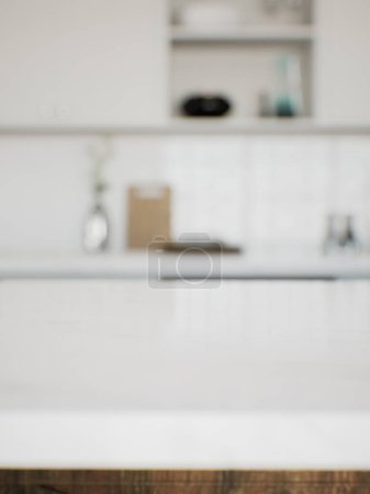 Foto de Enfócate en la encimera de mármol con el telón de fondo de los electrodomésticos y utensilios de cocina. Elegante cocina tradicional con accesorios de madera. Renderizado 3D - Imagen libre de derechos