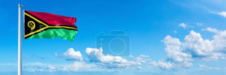 Téléchargez les photos : Vanuatu Drapeau - état de l'Australasie, drapeau agitant sur un ciel bleu dans de beaux nuages - Bannière horizontale - en image libre de droit