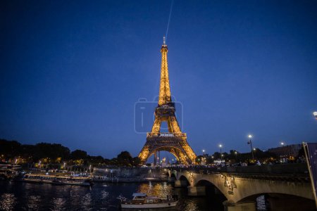 Téléchargez les photos : La Tour Eiffel la nuit - en image libre de droit