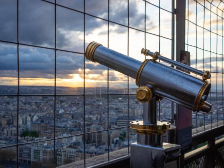 Téléchargez les photos : One of the viewfinders installed at the top of the Eiffel Tower from where you can see stunning views of the French capital. - en image libre de droit