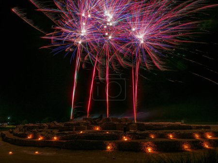 Feuerwerksfestival in der iberischen Festung Vilars von Arbeca, Spanien. Raum für Kopien.
