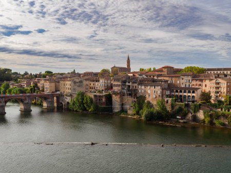 Téléchargez les photos : Vieille ville d'Albi, vue panoramique depuis la cathédrale Sainte Cécile et le pont Vieux sur le Tarn, France. - en image libre de droit