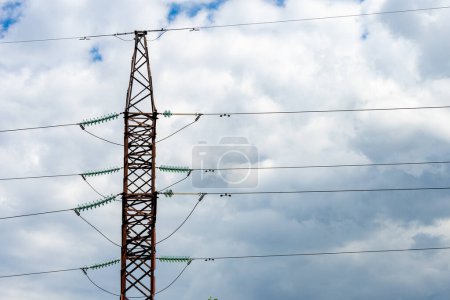 Foto de Un soporte de una línea eléctrica de alto voltaje sobre un fondo de nubes. - Imagen libre de derechos