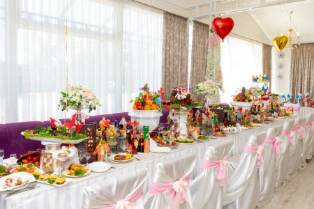 Téléchargez les photos : Table de mariage. Une table magnifiquement servie et décorée dans la salle de banquet. Ukraine, Vinnytsie, 10 août 2021 - en image libre de droit
