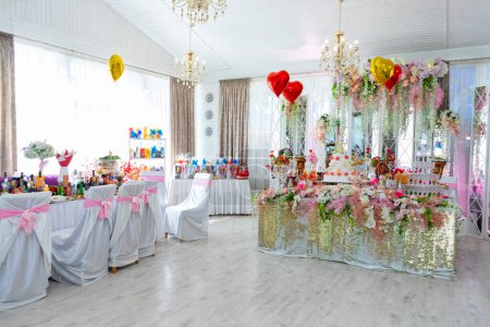 Téléchargez les photos : La salle de banquet du restaurant est préparée pour la célébration du mariage. Ukraine, Vinnytsie, 10 août 2021 - en image libre de droit