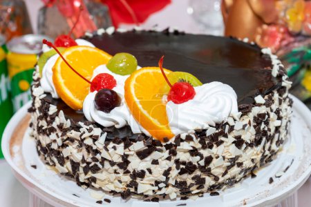 Téléchargez les photos : Un délicieux et beau gâteau décoré de cerises, kiwi et orange. Ukraine, Vinnytsie, 10 août 2021 - en image libre de droit