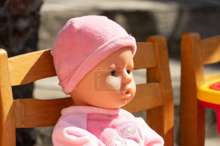 Téléchargez les photos : Portrait d'une grande poupée pour enfants. - en image libre de droit