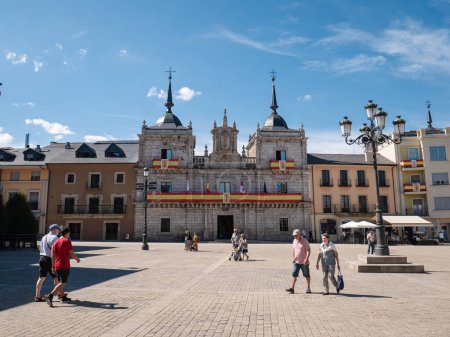 Foto de Ponferrada, León, España - 09 07 2023: El ayuntamiento de Ponferrada adornado con banderas españolas durante el festival de encinas y turistas paseando por la plaza disfrutando de los días de celebración - Imagen libre de derechos