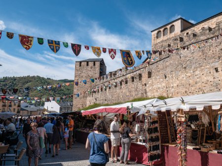 Téléchargez les photos : Ponferrada, Léon, Espagne - 09 07 2023 : Marche et shopping dans le marché médiéval pendant les festivités d'Encina à côté du château des Templiers à Ponferrada - en image libre de droit