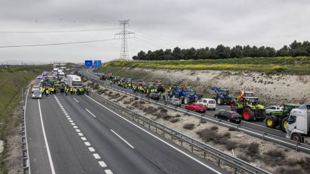 Foto de Illescas, Toledo, España; 02-07-2024: Tractores cortando la carretera A-42 en la provincia de Toledo en las protestas de los agricultores españoles debido a su precaria situación, causando retrasos en el tráfico - Imagen libre de derechos