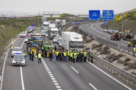 Foto de Illescas, Toledo, España; 02-07-2024: Tractores cortando la carretera A-42 en la provincia de Toledo en las protestas de los agricultores españoles debido a su precaria situación, causando retrasos en el tráfico - Imagen libre de derechos