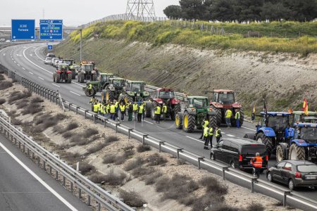 Téléchargez les photos : Illescas, Tolède, Espagne ; 02-07-2024 : Tracteurs coupant l'autoroute A-42 dans la province de Tolède dans les protestations des agriculteurs espagnols en raison de leur situation précaire, causant des retards de circulation - en image libre de droit