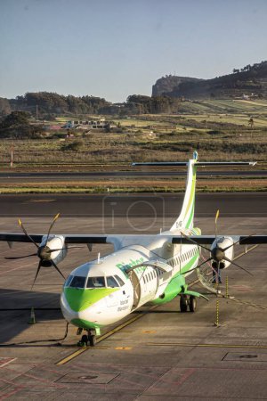 Foto de Tenerife, España; 23-04-2024: Avión de hélice de la compañía Binter y modelo ATR 72-600 cerrando las puertas antes de iniciar maniobras de despegue en el aeropuerto Tenerife Norte - Imagen libre de derechos