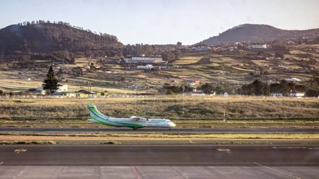 Foto de Tenerife, España; 23-04-2024: Avión de hélice de la compañía Binter y modelo ATR 72-600 despegando en el aeropuerto Tenerife Norte - Imagen libre de derechos