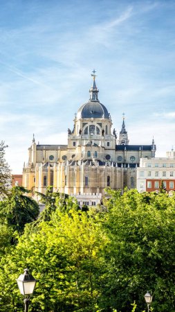 Catedral de la Almudena de Madrid, de estilo neoclásico visto en un día de primavera entre los árboles del Jardín de Vistillas