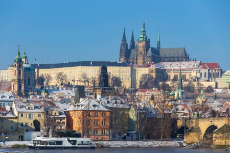 Foto de Ciudad pequeña de Praga nevada con el castillo de Praga sobre el río Moldava en el día soleado, República Checa - Imagen libre de derechos