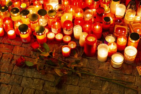 Velas para los estudiantes y profesores víctimas del tiroteo del 21 de diciembre de 2023 en Praga, en la Facultad de Filosofía de la Universidad Charles, frente a Caroline. 14 muertos a tiros, el asesino se disparó después de la intervención policial. 