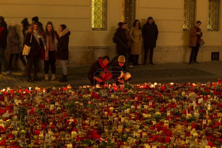 Foto de Velas para los estudiantes y profesores víctimas del tiroteo del 21 de diciembre de 2023 en Praga, en la Facultad de Filosofía de la Universidad Charles, frente a Caroline. 14 muertos a tiros, el asesino se disparó después de la intervención policial. - Imagen libre de derechos