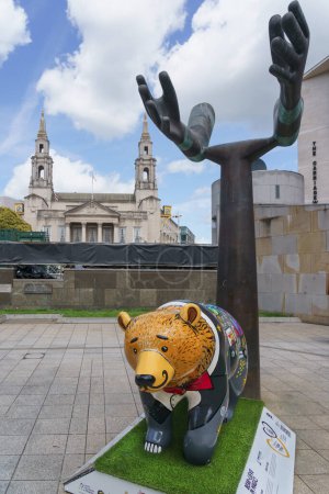 Téléchargez les photos : Statue "Bear-lieve in magic bear" avec bronze Statue "Both Arms" le long de la chasse à l'ours de Leeds, Leeds West Yorkshire Angleterre Royaume-Uni. - en image libre de droit