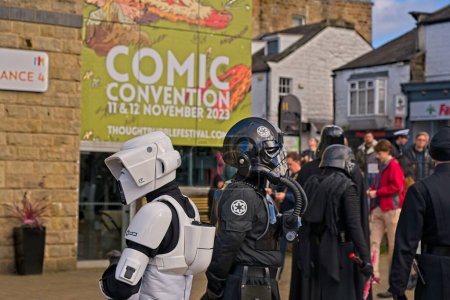 Téléchargez les photos : Deux cosplayers exceptionnels, habillés en Stormtrooper et en Imperial Tie Fighter Pilot, accueillent les visiteurs alors qu'ils entrent dans The Comic Convention, Harrogate, Yorkshire, Royaume-Uni - en image libre de droit