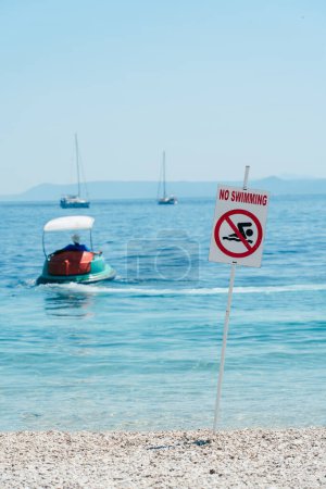 Foto de A sign on the beach is not allowed to swim! - Imagen libre de derechos