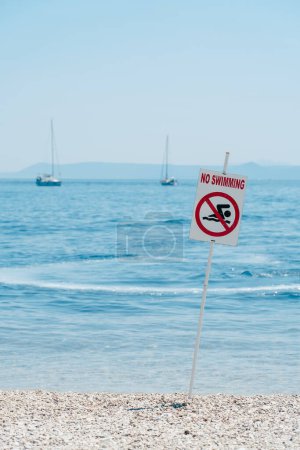 Foto de A sign on the beach is not allowed to swim! - Imagen libre de derechos