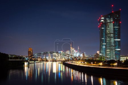 Foto de Frankfurt city at night with light reflections in the river. - Imagen libre de derechos
