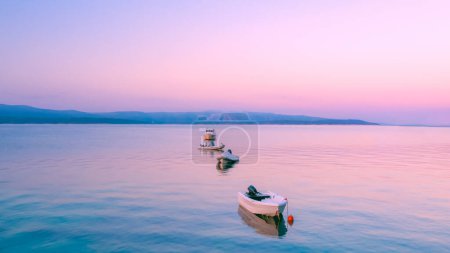 Foto de Spectacle of an amazing sunrise with boats on the sea - Imagen libre de derechos