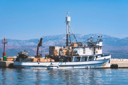 Foto de A fishing boat in the port from which fishermen unload their cargo. - Imagen libre de derechos