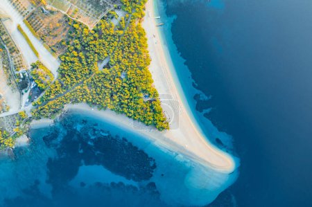 Foto de Panoramic aerial view at the Zlatni Rat. Beach and sea from air. Famous place in Croatia. Summer seascape from drone. Travel - image - Imagen libre de derechos