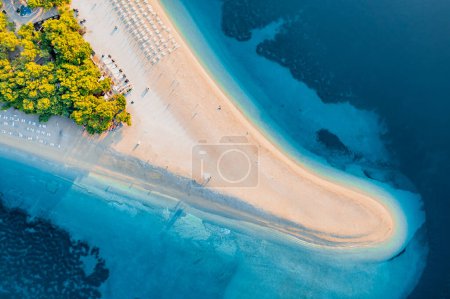Foto de Panoramic aerial view at the Zlatni Rat. Beach and sea from air. Famous place in Croatia. Summer seascape from drone. Travel - image - Imagen libre de derechos