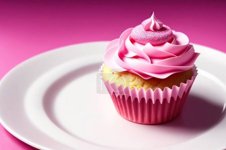 Foto de Cupcakes con glaseado de crema de mantequilla rosa sobre un fondo rosa. - Imagen libre de derechos