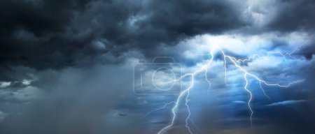 Téléchargez les photos : Le ciel sombre avec de lourds nuages convergeant et une violente tempête avant la pluie.Ciel mauvais ou humide. - en image libre de droit