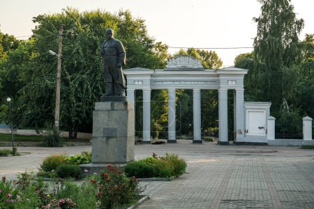 Foto de Monumento a Taras Shevchenko en la entrada del parque en Berdychiv, Ucrania, julio de 2023. Foto de alta calidad - Imagen libre de derechos