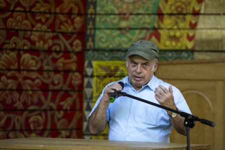 Foto de El político israelí y presidente de la junta supervisora del Centro Conmemorativo del Holocausto Babyn Yar, Natan Sharansky, habla en el lugar de la sinagoga para la reflexión en Babyn Yar en Kiev, Ucrania, el 7 de septiembre de 2023 - Imagen libre de derechos