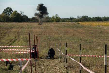 Los desminadores del Servicio de Emergencia Estatal de Ucrania destruyen objetos explosivos en la región de Zhytomyr, Ucrania, 20 de septiembre de 2023. Foto de alta calidad