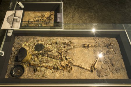 Photo for Scythian burial of a woman and a child with gold jewelry found in the Tovsta Mohyla kurgan in Dnipro region now display at the Skarbnytsa museum in Kyiv, Ukraine, October 23, 2023. High quality photo - Royalty Free Image