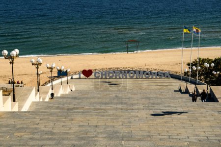 Téléchargez les photos : Vue sur la mer avec escalier Primorsky à Chornomorsk, région d'Odessa en Ukraine, 10 octobre 2023. Photo de haute qualité - en image libre de droit