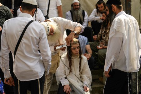 Téléchargez les photos : Ultra-orthodoxes juifs hassids pèlerins ont une coupe de cheveux à la veille de Roch Hashanah vacances, Nouvel An juif, près de la tombe du rabbin Nachman, au milieu de la Russie continue la guerre en Ukraine. Uman, Ukraine, 15-09-2023. - en image libre de droit