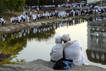 Téléchargez les photos : Les pèlerins juifs orthodoxes prient sur le bord du lac près de la tombe du rabbin Nachman tout en célébrant Roch Hashanah, le Nouvel An juif, au milieu de la Russie continue la guerre en Ukraine. Uman, Ukraine 16-09-2023 - en image libre de droit