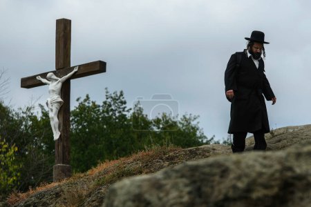 Téléchargez les photos : Pèlerin ultra orthodoxe juif hassids dans la rue près de la tombe du rabbin Nachman tout en célébrant Rosh Hashanah, le Nouvel An juif, au milieu de la Russie continue la guerre en Ukraine. Uman, Ukraine 15-09-2023 - en image libre de droit