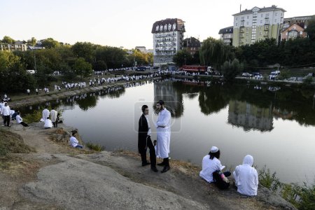 Orthodoxe jüdische Pilger beten am Ufer des Sees in der Nähe des Grabes von Rabbi Nachman, während sie das jüdische Neujahr Rosch Haschana feiern, während Russland den Krieg in der Ukraine fortsetzt. Uman, Ukraine 16-09-2023