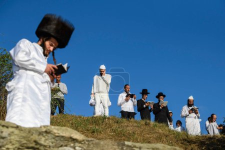 Téléchargez les photos : Les pèlerins juifs orthodoxes prient sur le bord du lac près de la tombe du rabbin Nachman tout en célébrant Roch Hashanah, le Nouvel An juif, au milieu de la Russie continue la guerre en Ukraine. Uman, Ukraine 16-09-2023. - en image libre de droit