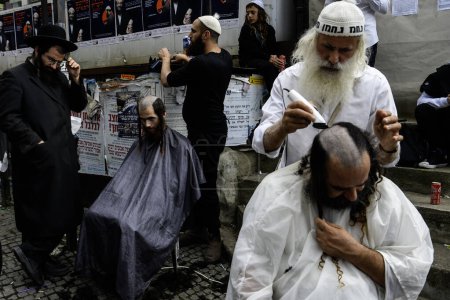 Téléchargez les photos : Ultra-orthodoxes juifs hassids pèlerins ont une coupe de cheveux à la veille de Roch Hashanah vacances, Nouvel An juif, près de la tombe du rabbin Nachman, au milieu de la Russie continue la guerre en Ukraine. Uman, Ukraine, 15-09-2023. - en image libre de droit